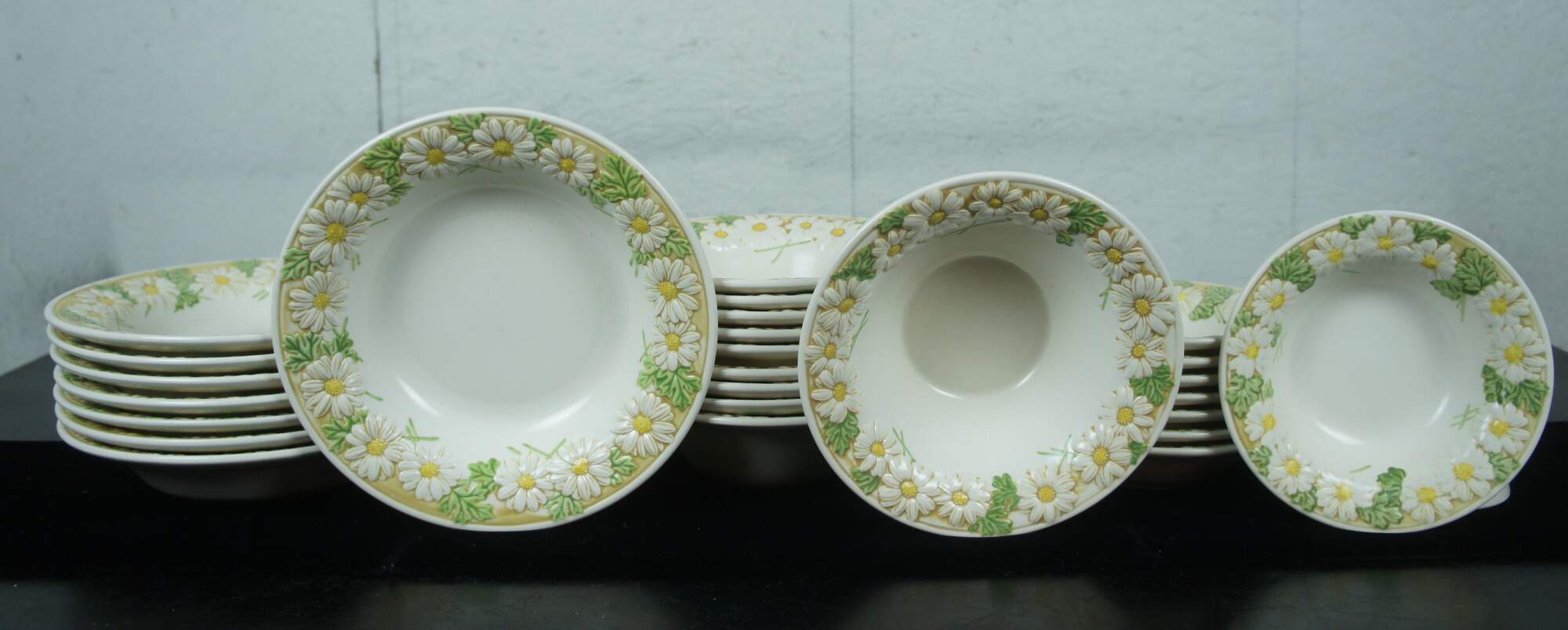 91pc Mid Century Metlox Poppy Trail Vernon Daisy China Dinner Set