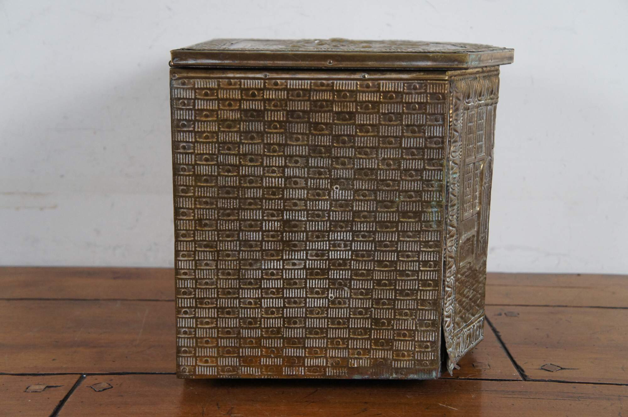 NM Auctions  Innovative Auction, Liquidation & Estate Sales - VINTAGE MOTTAHEDEH  BRASS BOX