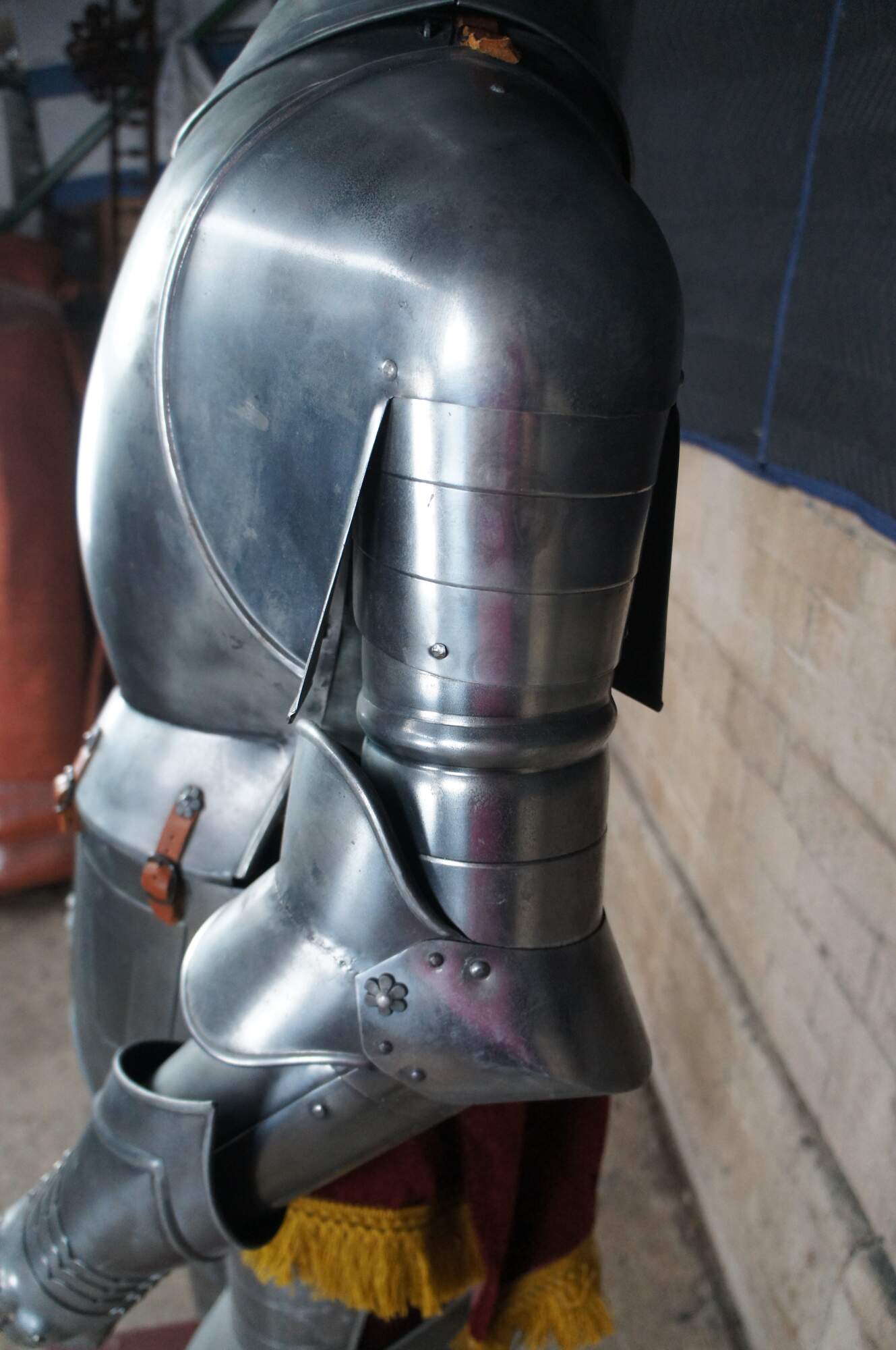 Lifesize Spanish 16th Century Style Medieval Suit Armor Lifesize Spanish 16th Century Style Medieval Suit Armor